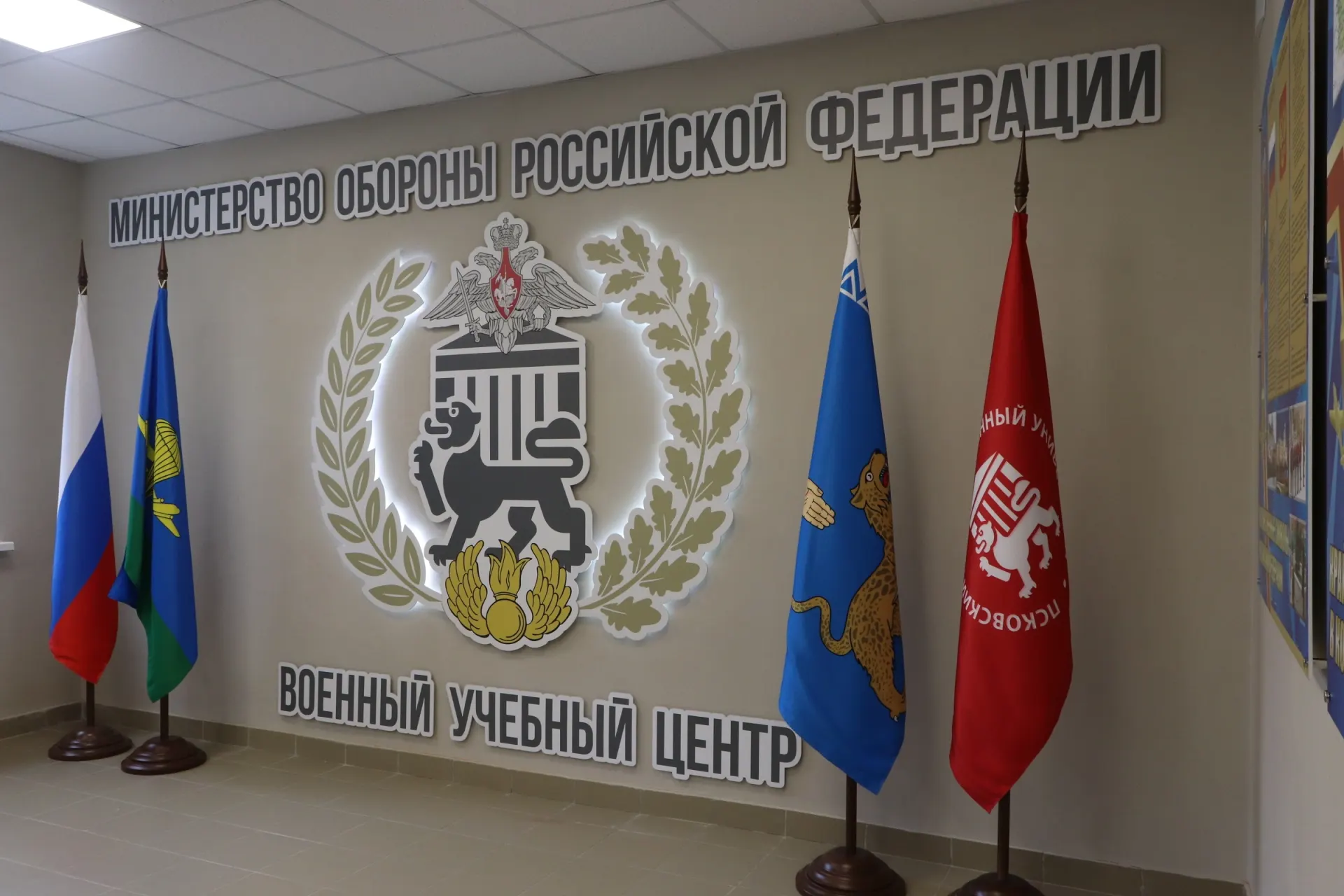 По данным открытых судебных решений, российские университеты отчисляют студентов военно‑учебных центров и требуют вернуть полную плату за обучение, если те отказываются подписывать контракт с Минобороны.
