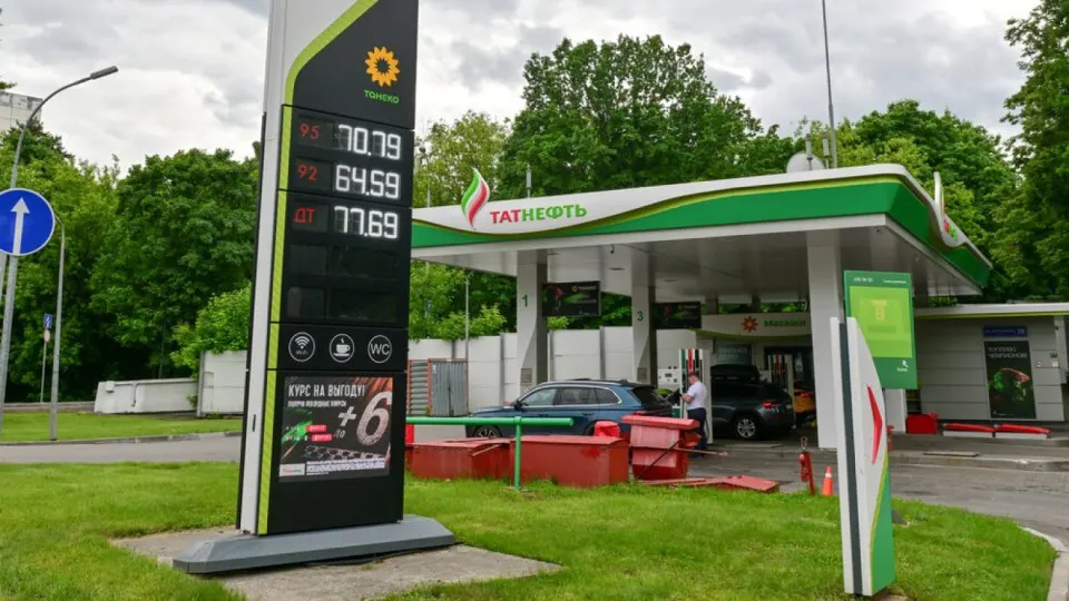 С 14 июня сеть АЗС «Татнефть» ограничила продажи топлива в ряде регионов: на один автомобиль — 20 л бензина, 40 л дизеля и 200 л для грузовиков. Ограничения связаны с остановкой переработки на крупнейшем НПЗ после ударов и пожаров.