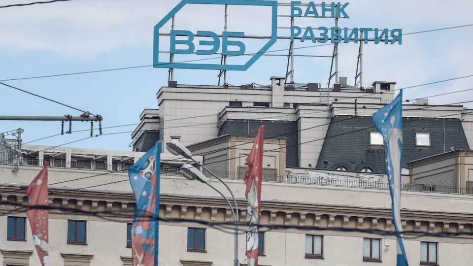 Ключевой государственный банк планирует снизить расходы и сократить штат на 15% в рамках приведения бюджета к параметрам 2027 года. Решение связано с «кредитным охлаждением» экономики и поручениями властей.