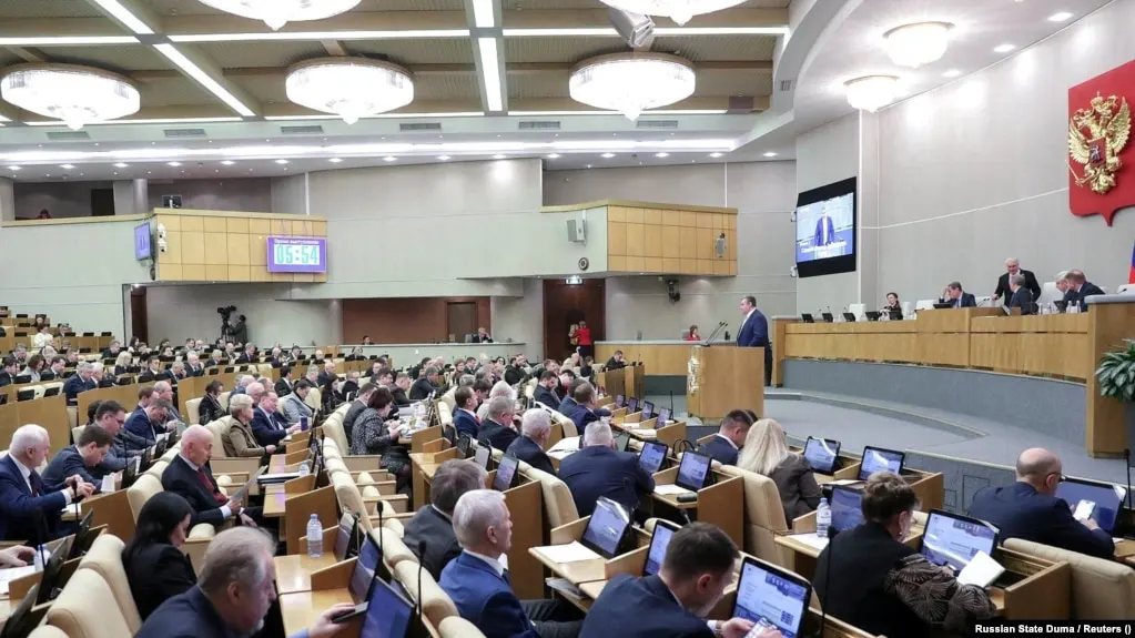 Парламент одобрил поправки, которые вводят запреты для граждан, уехавших за границу и обвинённых по ряду статей; Генпрокуратура создаст открытый реестр попавших под ограничения.