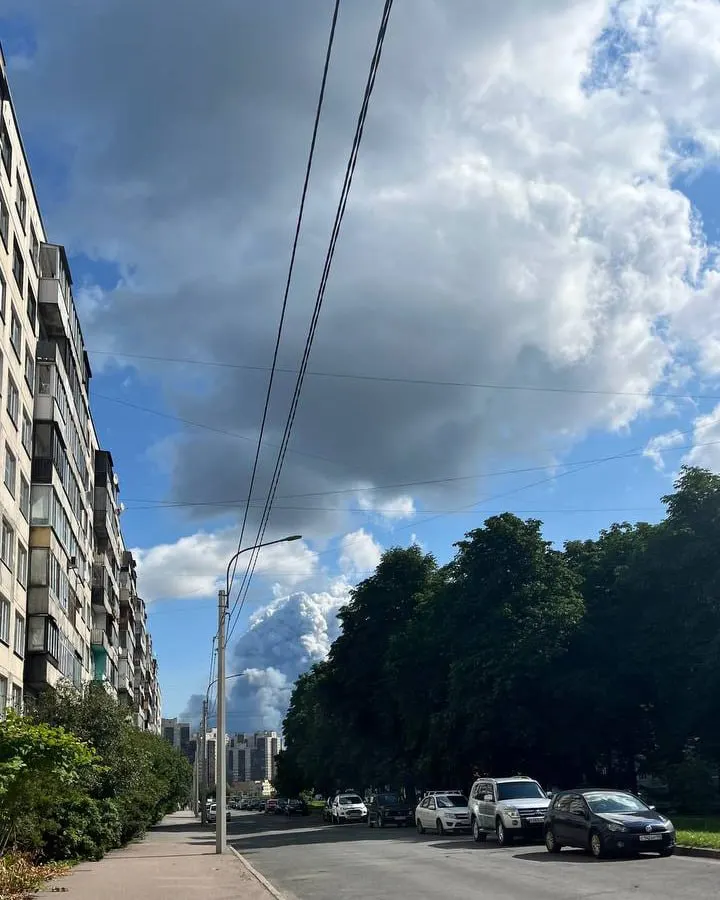 Жители Купчино и Металлостроя жалуются на запах гари от удалённых пожаров. Сервис оценки воздуха фиксирует превышение PM2.5 и NO2. Врачи и эксперты советуют ограничить пребывание на улице и использовать респираторы и очистители с HEPA‑фильтрами.