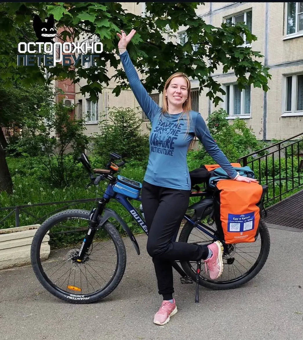Она планирует проехать около 12 000 км. За месяц добралась до Тюмени, на подъезде к Чебоксарам упала и получила трещину в руке, но не сдалась и продолжает путь, делясь обновлениями в соцсетях.