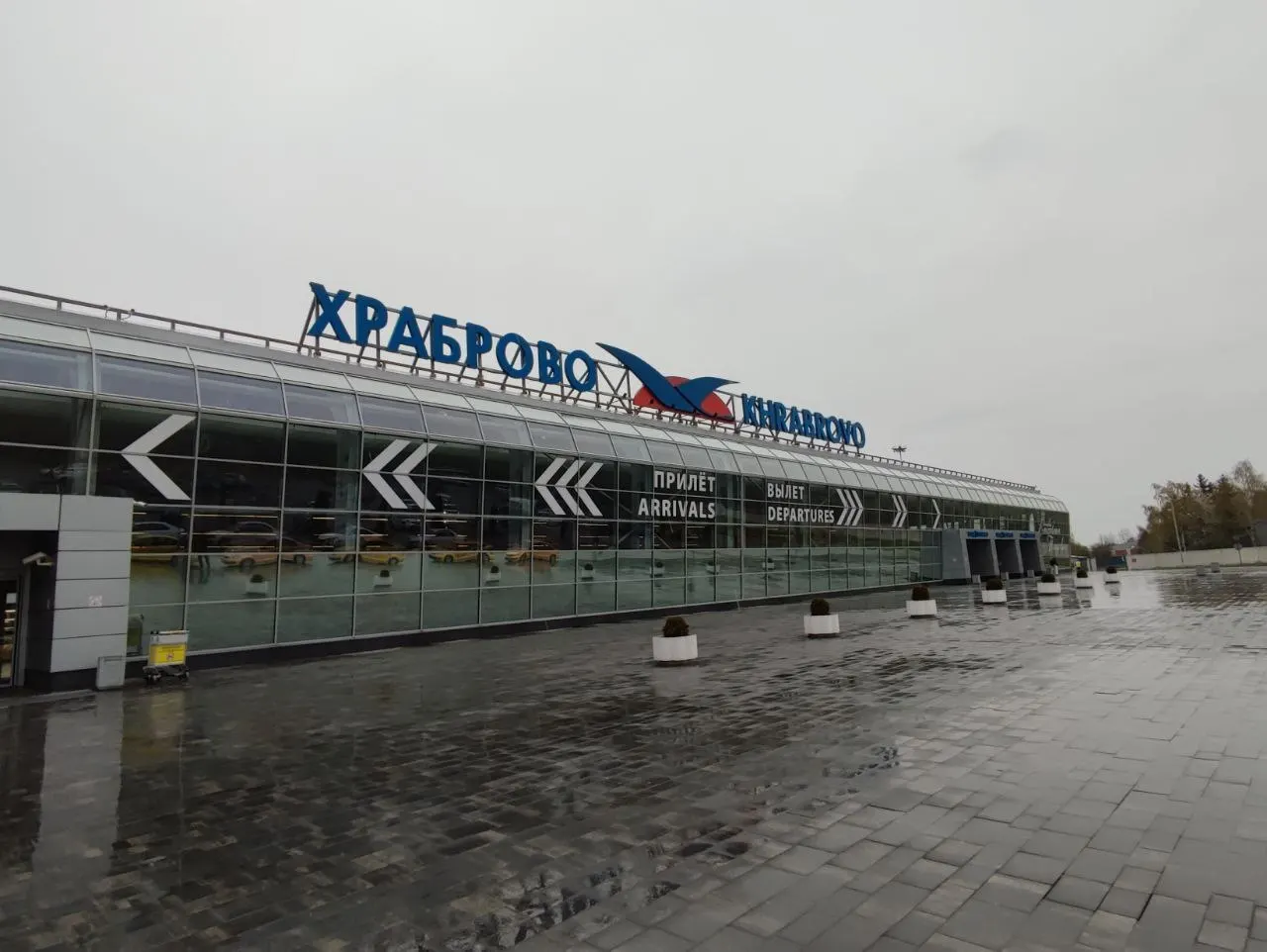 В калининградском аэропорту Храброво из‑за ограничений полётов в связи с опасностью беспилотников задерживаются или отменены около 30 рейсов. По данным онлайн‑табло, задержки составляют от 30 минут до двух часов.