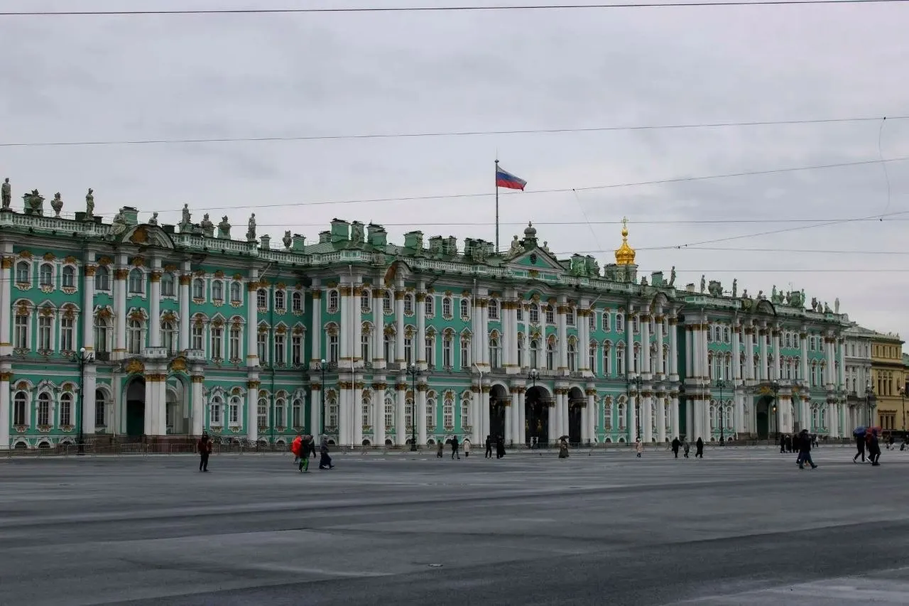 С 14 июля в Эрмитаже изменят стоимость билетов в зависимости от времени суток: дневные сеансы — 1200 ₽, вечерние — 500–700 ₽. Льготные билеты не затронуты.