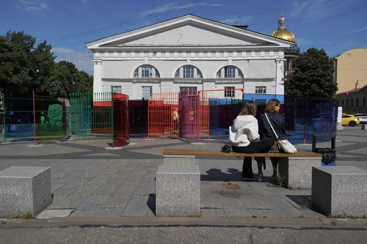 Инсталляция бразильского художника Роммуло Вьейра Консейсана разместилась у западного фасада Манежа; экспозиция продлится до 27 сентября, встреча с автором намечена на 30 июля.