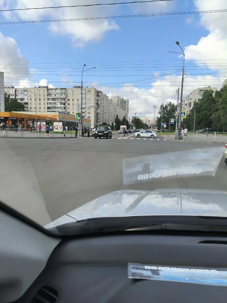 Ранним утром на улице Олеко Дундича в Купчине упал беспилотный аппарат. Жителей частично эвакуировали, улицу перекрыли, спасатели ожидаются для разминирования.