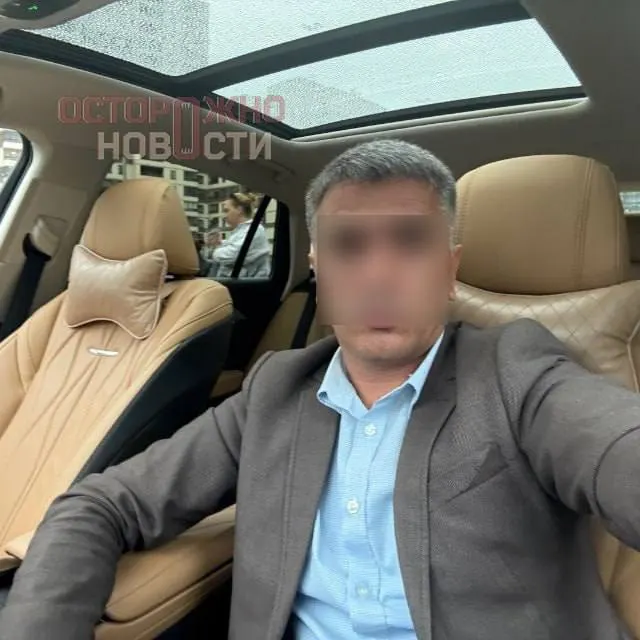 Петроградский районный суд назначил домашний арест 40-летнему мужчине, обвиняемому в нанесении ножевого ранения после конфликта в очереди на автозаправке. Подозреваемый заявляет о самообороне.