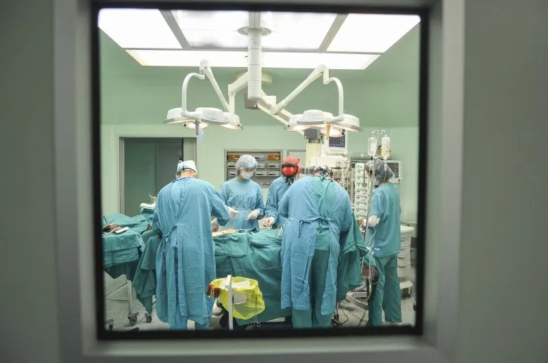 Пациентка поступила с тяжёлой дыхательной недостаточностью; при фибробронхоскопии из бронхов извлекли орех. Сейчас её состояние стабильное, угрозы для жизни нет.