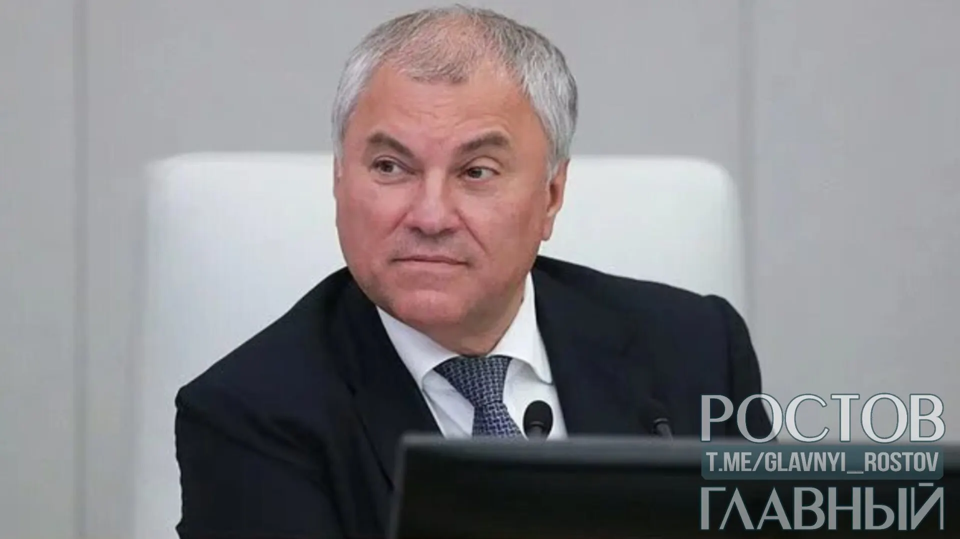 Спикер Госдумы заявил, что страна преодолеет перебои на автозаправках так же, как справилась с другими экономическими вызовами, и призвал к консолидации общества.