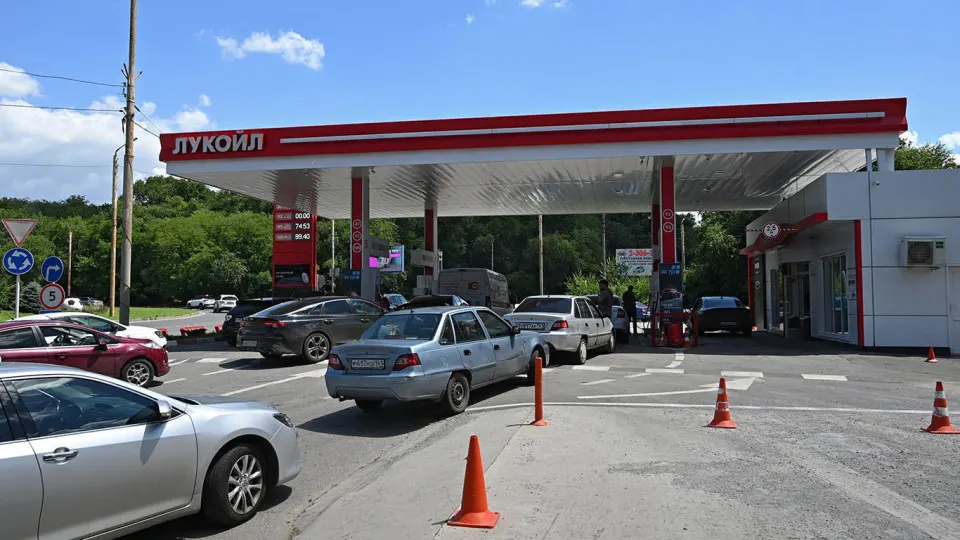 Цена на АИ‑92 из Беларуси выросла почти вдвое с мая; власти наращивают импорт, но мощности поставщиков и санкционные ограничения ограничивают оперативные поставки.