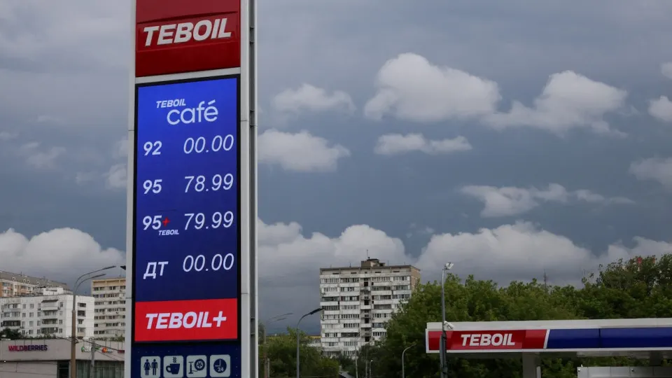 Власти концентрируют поставки топлива в столицу, в удалённых субъектах заметен дефицит: многие АЗС закрыты или работают с ограничениями. Производство бензина не покрывает внутренний спрос — нехватка оценивается сотнями тысяч тонн в месяц.