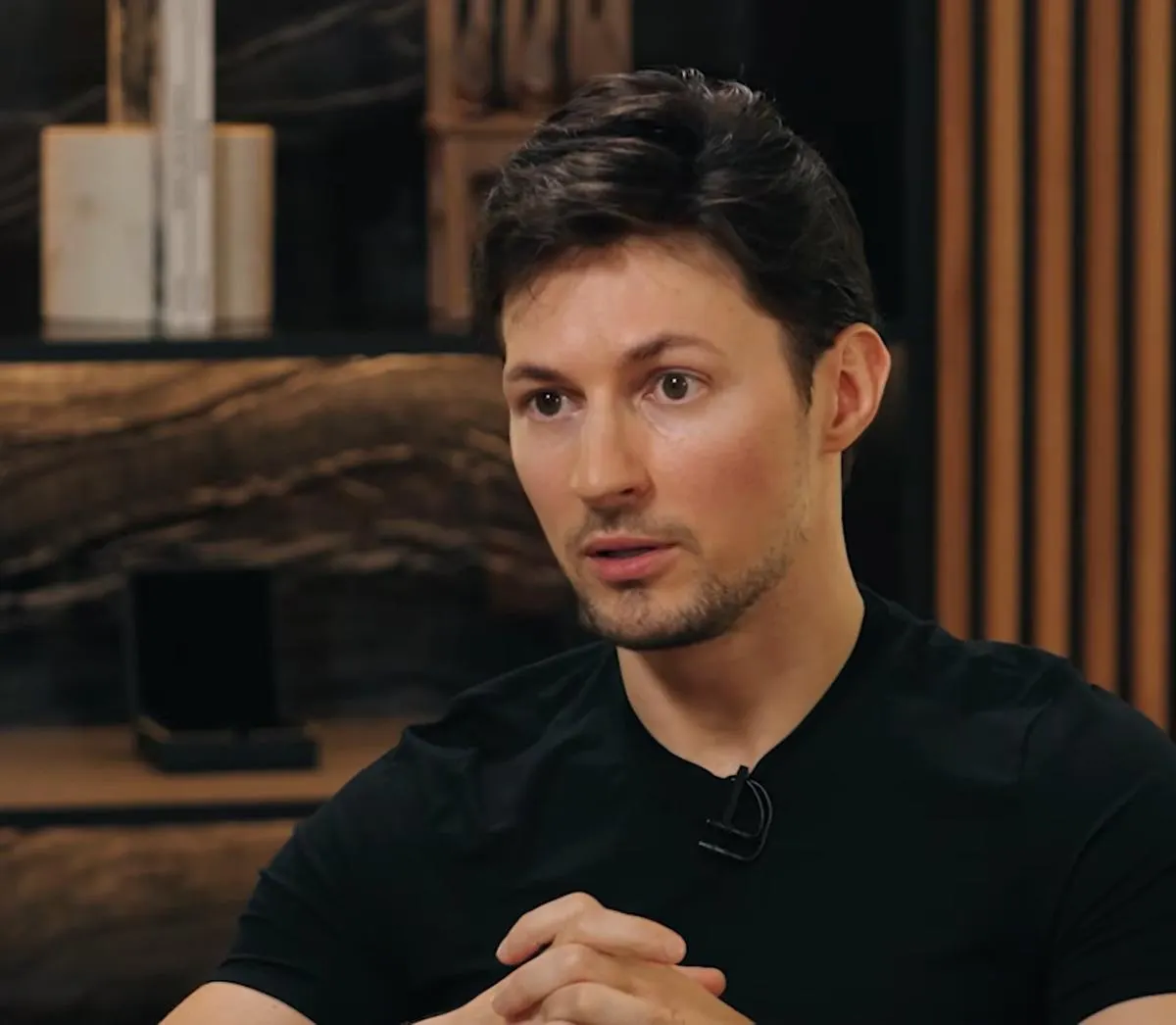 ФСБ заявляет, что Telegram не блокирует каналы и боты, через которые якобы завербованы десятки россиян; ведомство показало материалы допросов, Дуров пока не комментирует.