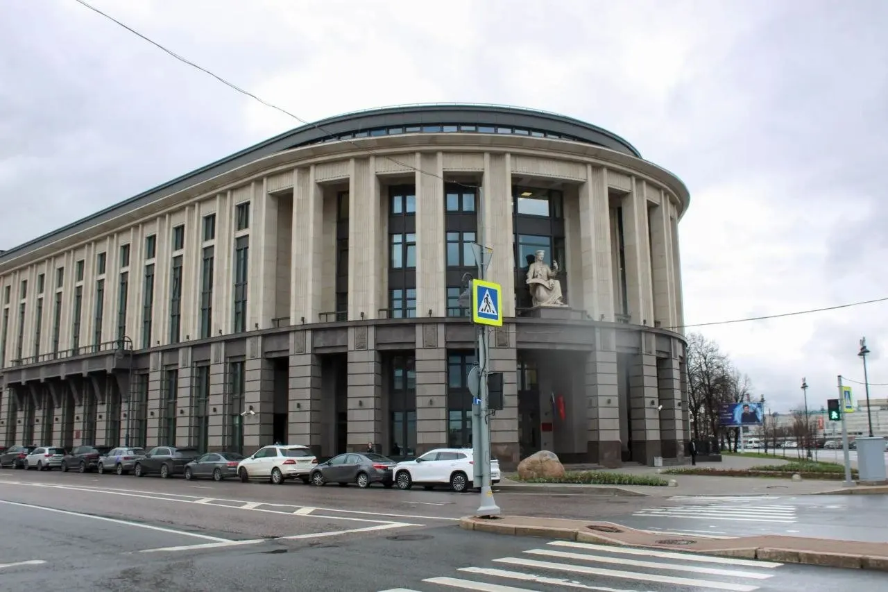 Смольнинский суд Петербурга назначил десять суток административного ареста депутату Заксобрания Ленинградской области за публикацию 2018 года с ссылкой на внешний ресурс. Защита говорит о двойных стандартах, сам политик считает задержание давлением перед выборами.