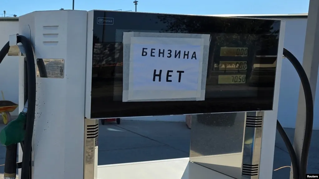 По официальным данным, в конце июня в Севастополе зафиксирован рекордный недельный рост цен на бензин; одновременно в стране наблюдается общероссийский дефицит топлива и ограничения в продаже.