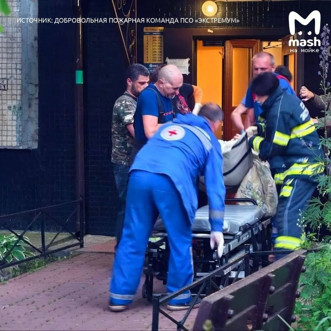 Мужчина упал в наполненную горячей водой ванну и не смог выбраться самостоятельно. Спасатели совместно с медиками извлекли его и передали бригаде скорой помощи; у пострадавшего ожоги второй степени.