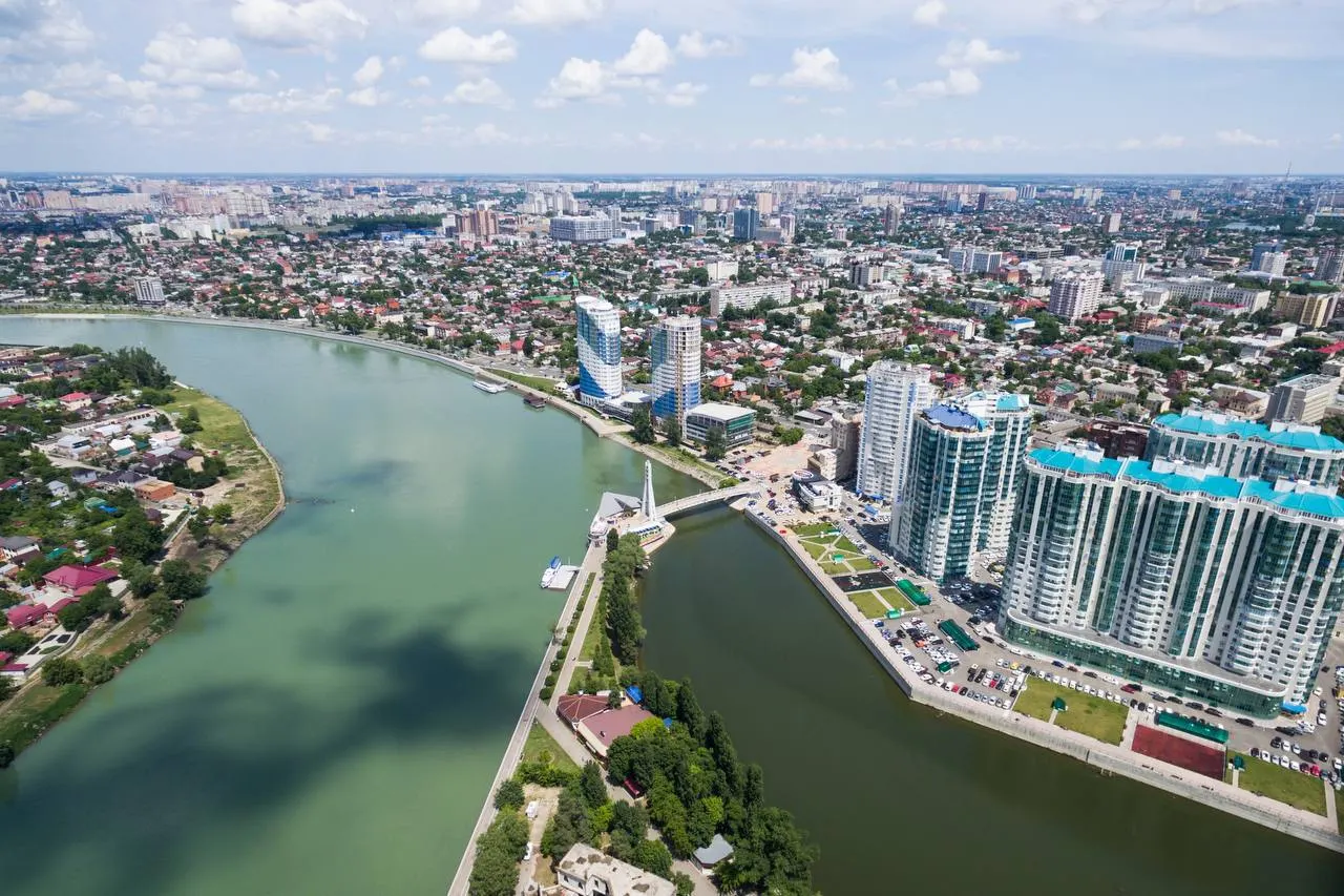 По опросу Сочи занял первое место (15% голосов), Краснодар и Санкт-Петербург поделили четвёртое место (по 9%). Переехать после выхода на пенсию готовы 53% респондентов; главные факторы — климат, размеренный ритм жизни, благоустроенность и близость моря.