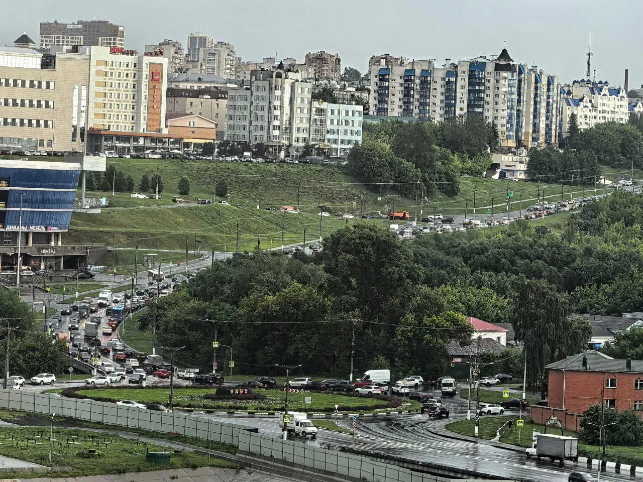 Министерство внутренних дел заявило, что отменит штрафы за остановку и стоянку, выписанные водителям, которые вынужденно ожидали бензовозы у автозаправок. Решение даёт основание обжаловать «письма счастья» от дорожных камер.