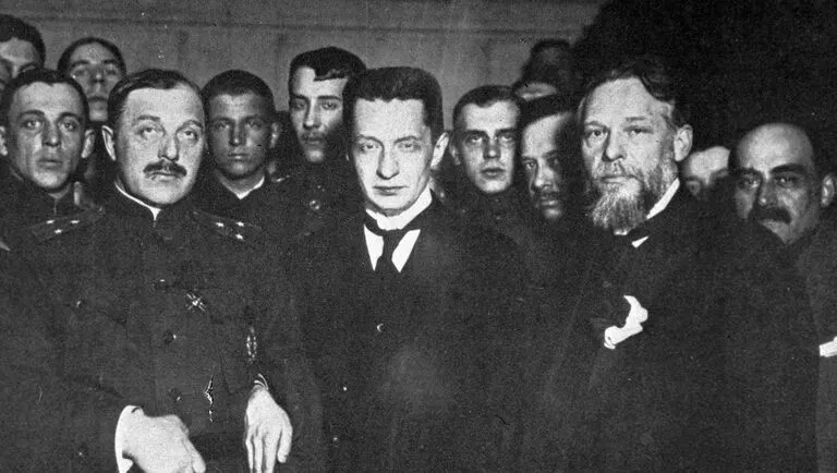 8 июля 1917 года Александр Керенский стал председателем Временного правительства. Его правление сочетало попытки мирной политики и социальные реформы с растущим политическим кризисом, который в итоге привёл к усилению радикальных сил.