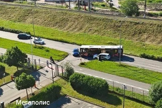 Автобусы попадали в аварии в нескольких районах города — на Пулковском шоссе, в Кировском районе и в Красном Селе; серьёзных пробок не зафиксировано.