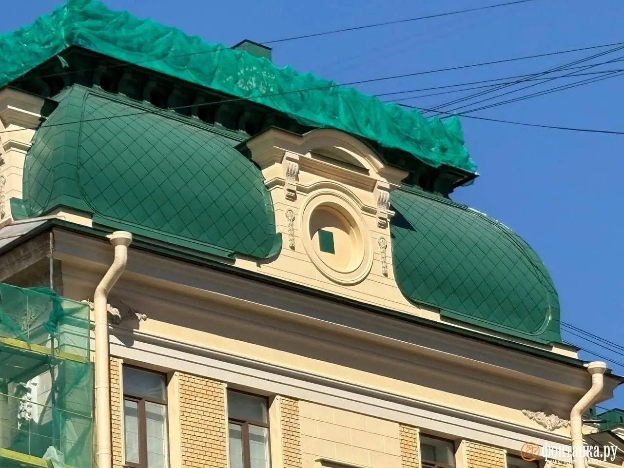 Циферблат с дома Единоверческой церкви св. Николая (Марата, 22–24) сняли и увезли на реставрационные работы. По данным КГИОП, около 90% исторических элементов утрачено; после ремонта циферблат вернут на место.