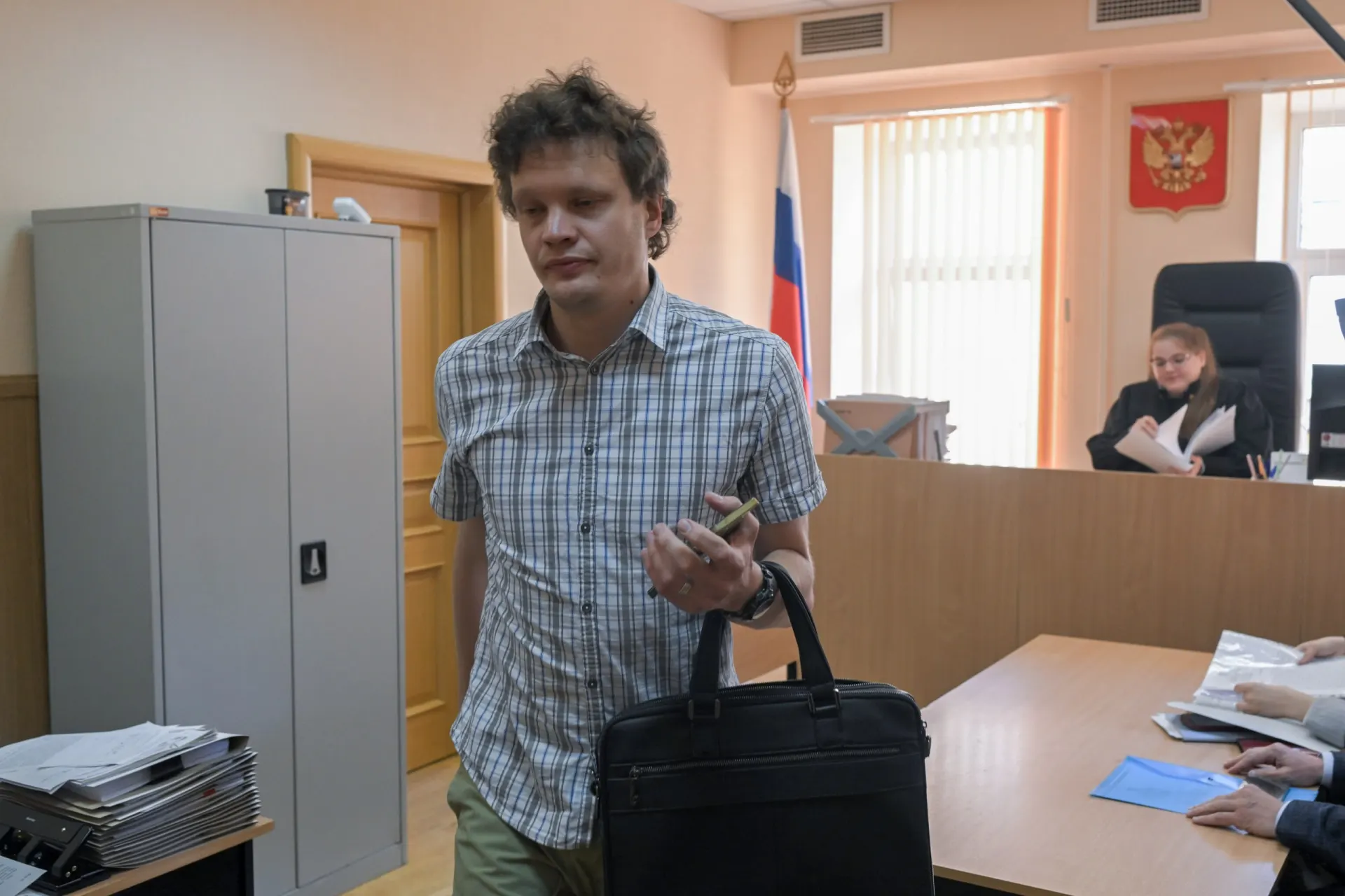 Городской Центр СПИД в Петербурге не выдает бесплатные препараты иногородним пациентам без петербургской регистрации. Благотворительная организация потребовала в суде обеспечить доступ к терапии и компенсировать ущерб.