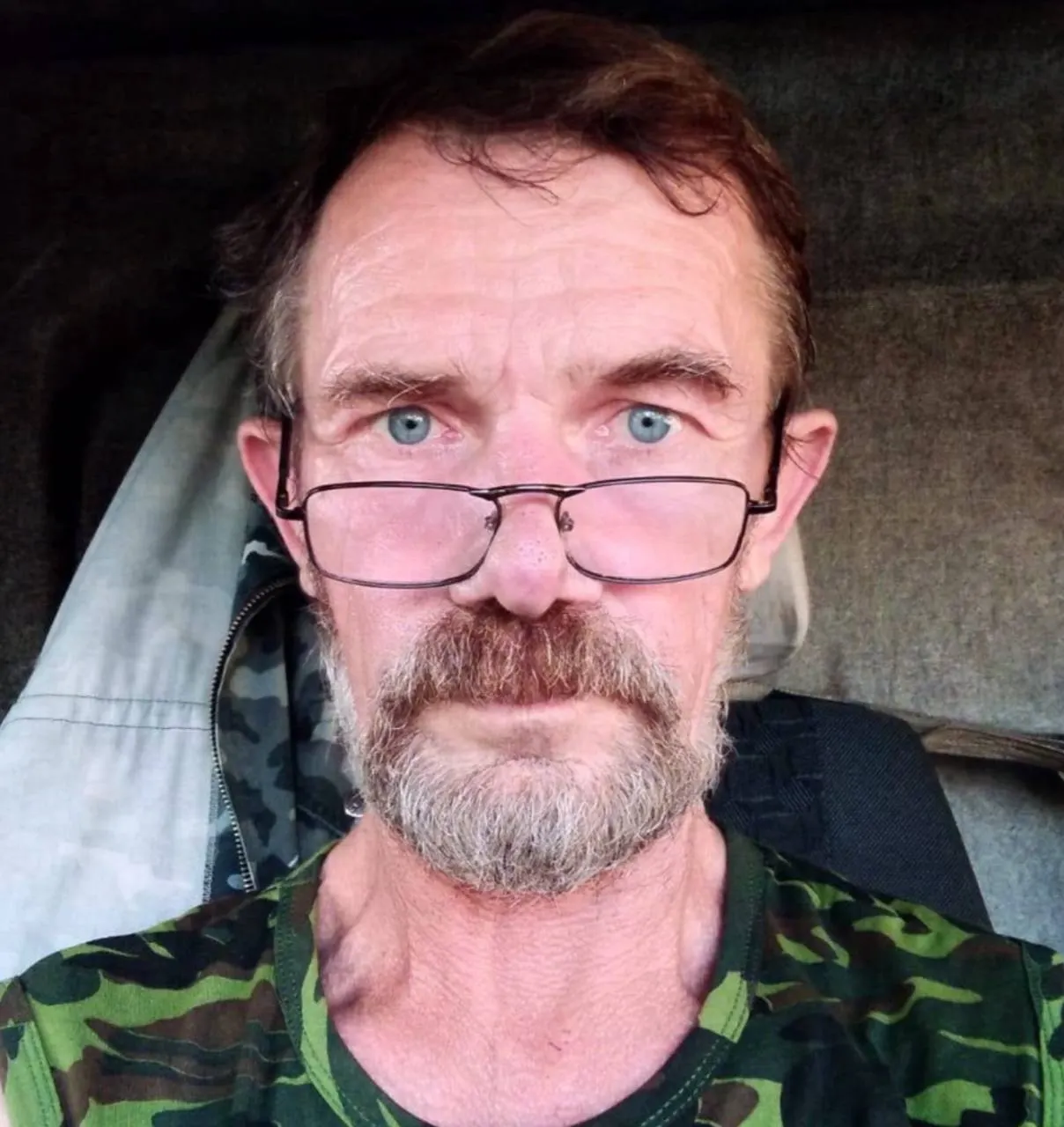 Дочь заявляет, что 58-летнего Юрия Хоменко обманом вынудили продать квартиру, жениться на незнакомке и отправиться на войну в Украине, где он позже погиб. Она добивается уголовного расследования и называет причастных мошенниками.