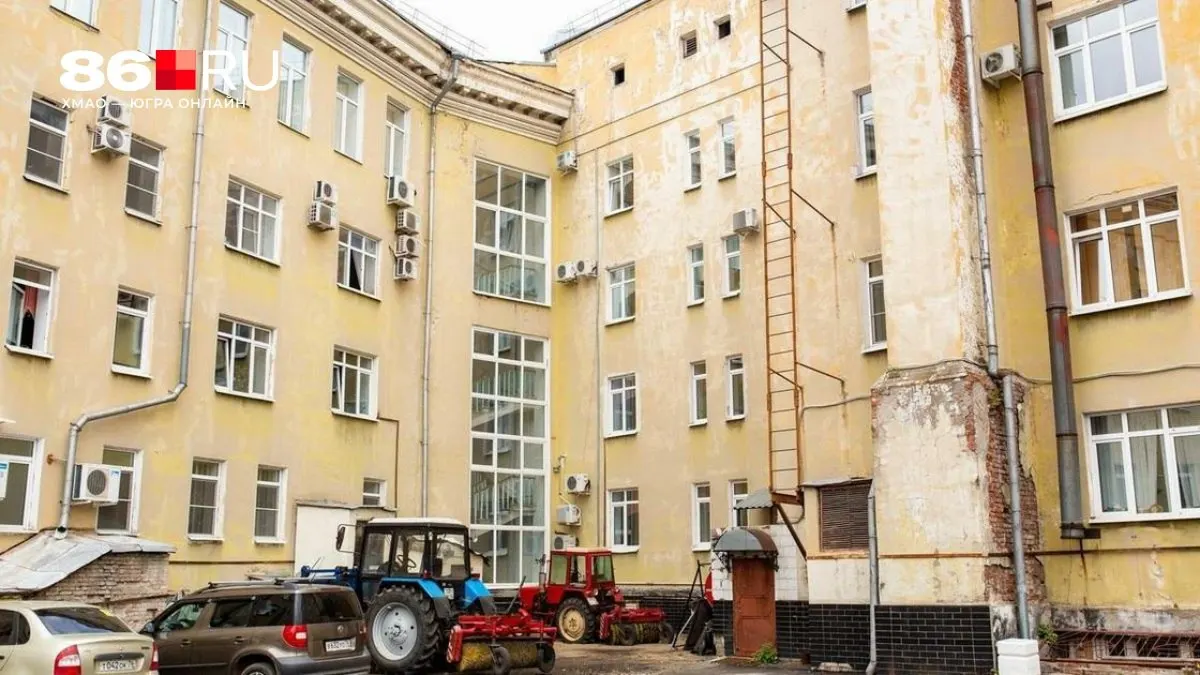 В Госдуме пояснили, что решение о переустройстве придомовой территории, в том числе обустройстве парковки, принимается на общедомовом собрании. Жильцам рекомендовано соблюдать установленную процедуру и согласовывать изменения с ответственными органами.