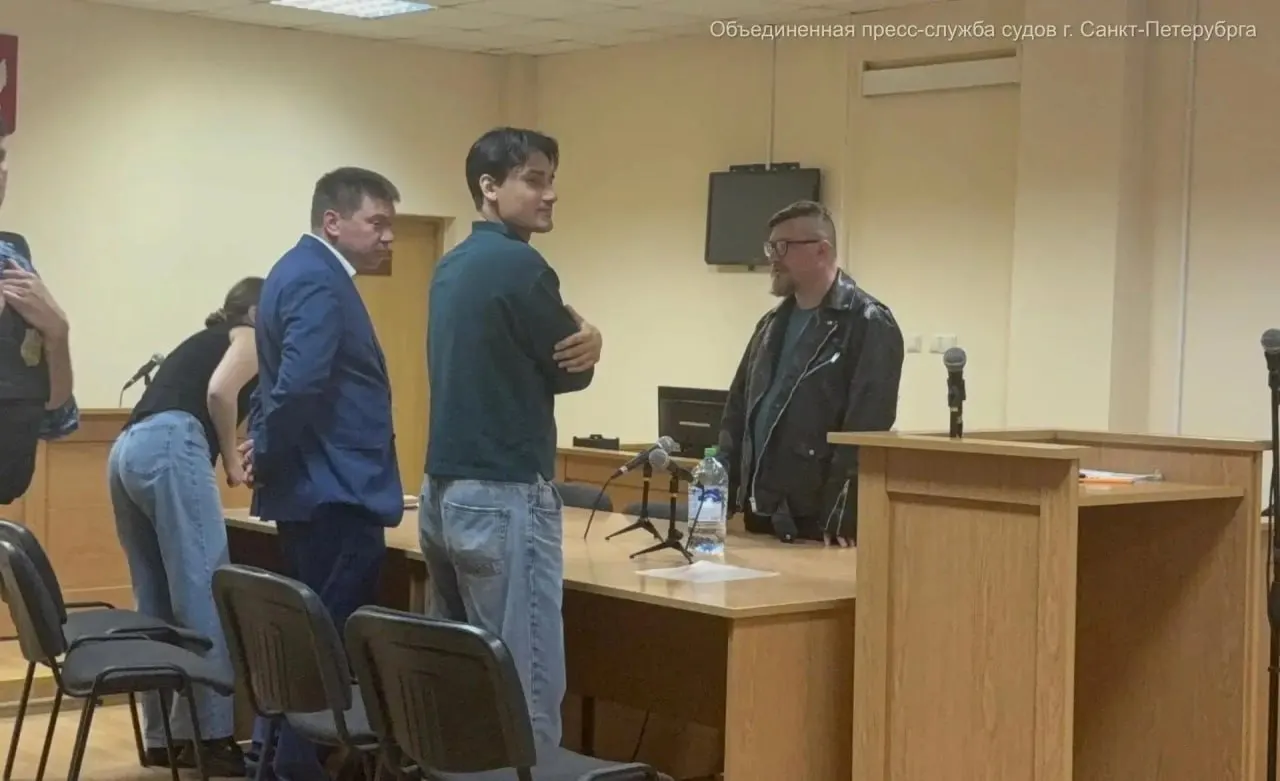 Городской суд подтвердил 10‑суточный арест главы фракции КПРФ в Законодательном собрании Ленинградской области; по статье 20.3 КоАП он автоматически лишается права выдвигаться в течение года.