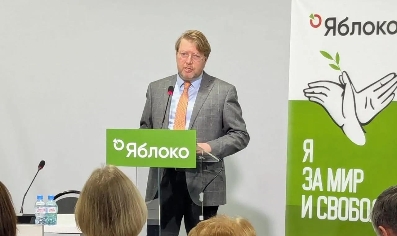 Верховный суд оставил в силе решение Выборгского районного суда Санкт-Петербурга о штрафе для Николая Рыбакова за пост с фотографией Алексея Навального. Партия считает это политически мотивированным преследованием и намерена обжаловать решение в Конституционном суде.