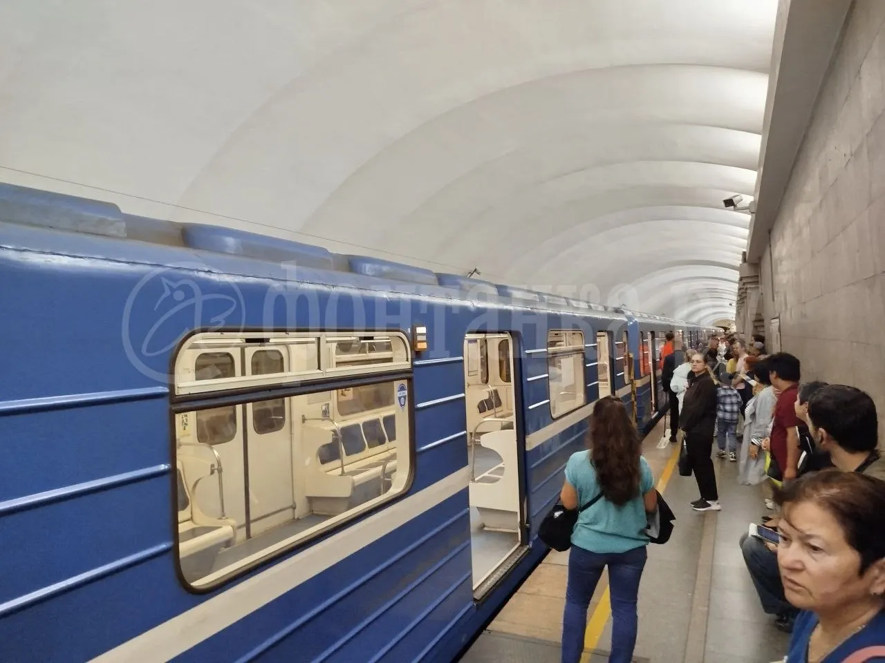 Поезд метро остановился в тоннеле, пассажиров высадили на ближайшей платформе. В метрополитене подтвердили техническую неисправность и отправили неисправный состав в депо.