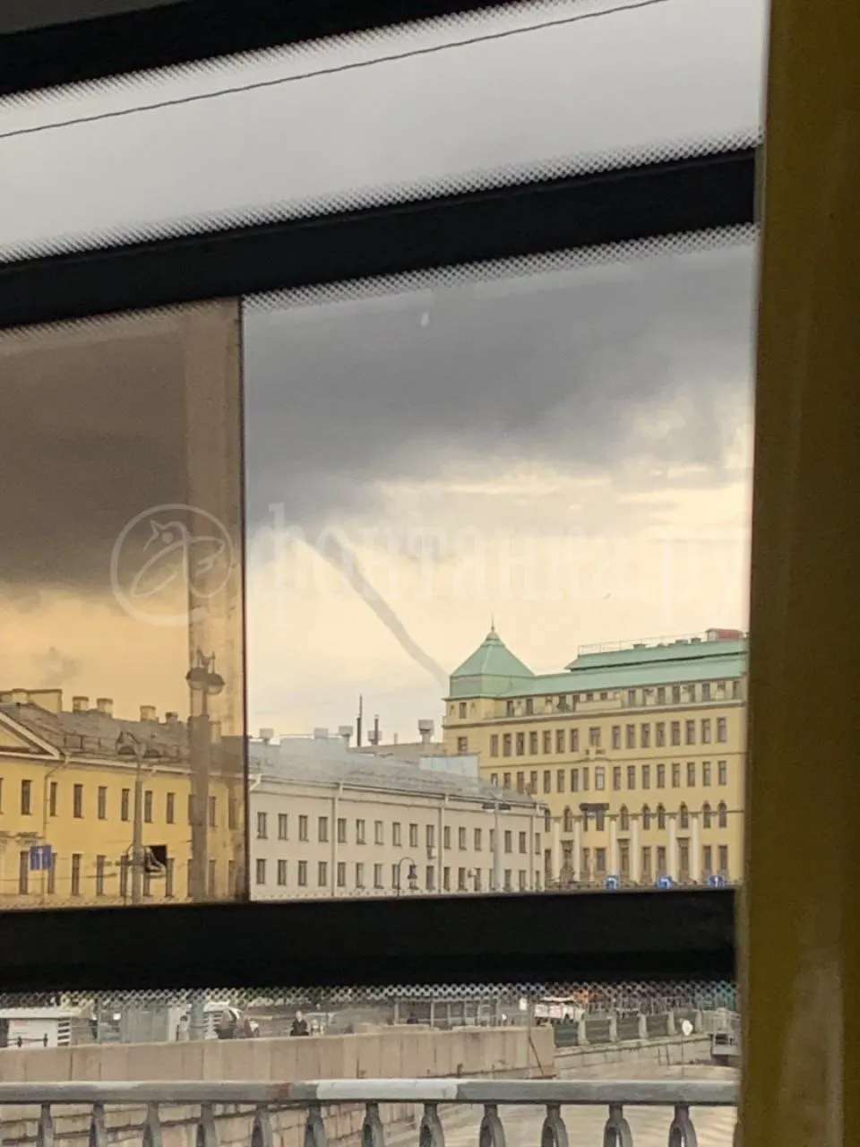 Очевидцы зафиксировали смерч в Санкт-Петербурге: фото и видео сделаны на Васильевском острове и на улице Орджоникидзе. Информации о пострадавших пока нет.