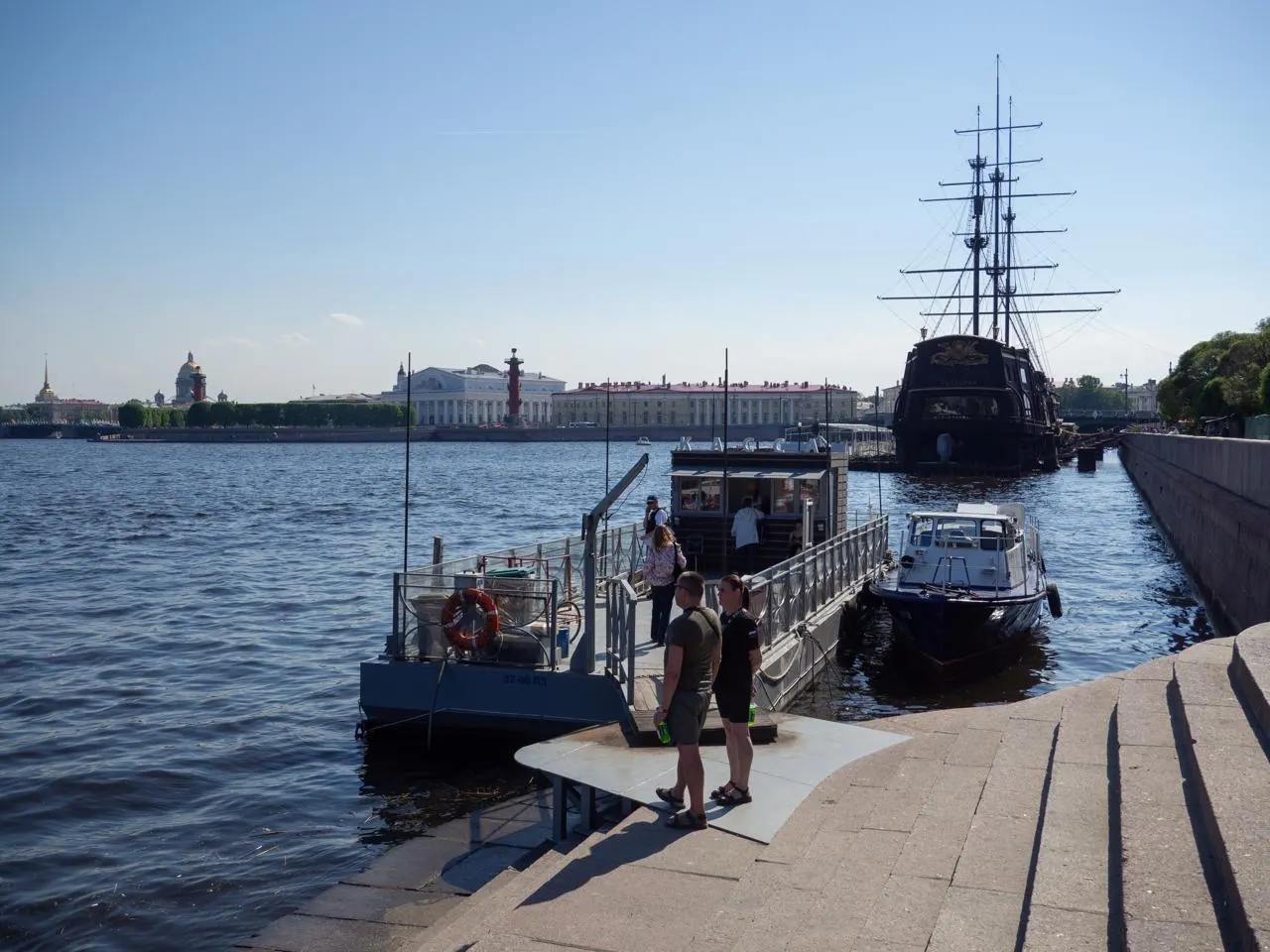 Во время дефицита топлива в Санкт-Петербурге владельцам катеров и теплоходов ограничивают заправку на плавучих АЗС — вводят лимиты и растут очереди. Владельцы без машин сталкиваются с трудностями и повышенными ценами при покупке бензина.