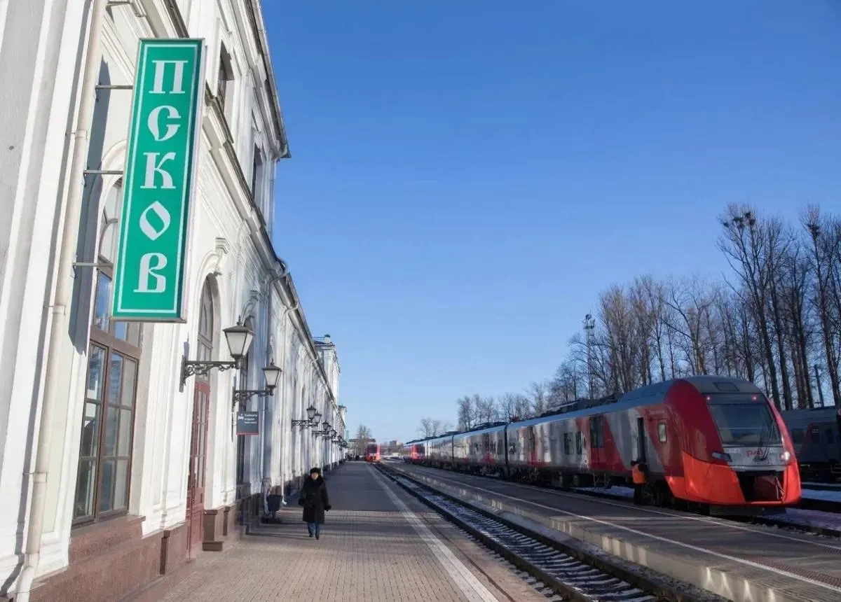 Артур Гайдук обратился к руководству Федеральной пассажирской компании с просьбой увеличить число вагонов и рассмотреть назначение дополнительных поездов из Пскова в периоды повышенного спроса — летом и в выходные дни люди жалуются на дефицит билетов.