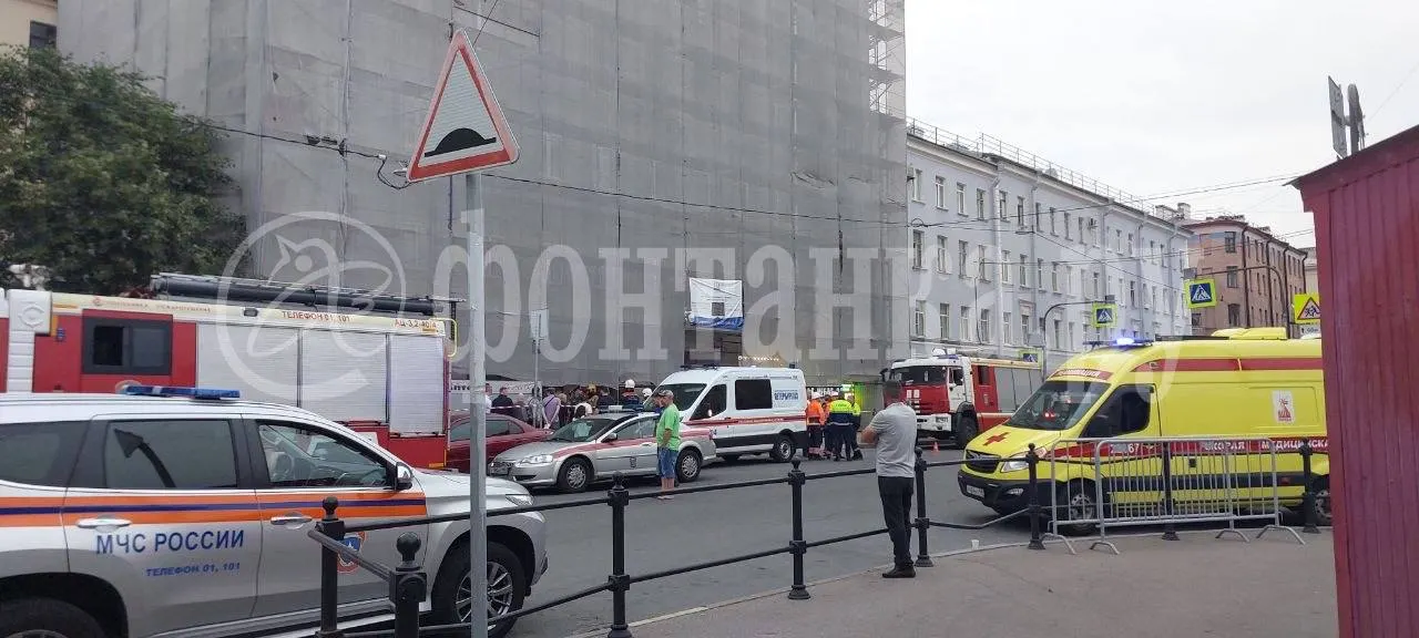На первом этаже здания на Сытнинской улице обрушились перекрытия — повреждена часть помещения аптеки площадью около 35 кв. м. Жильцов эвакуировали, на месте работают спасатели.