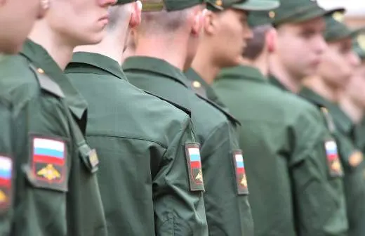Правительство поддержало законопроект, позволяющий направлять срочников для работы в пожарные подразделения МЧС — до 5 тысяч человек. Мера призвана компенсировать ежегодный отток личного состава и закрытие караулов.