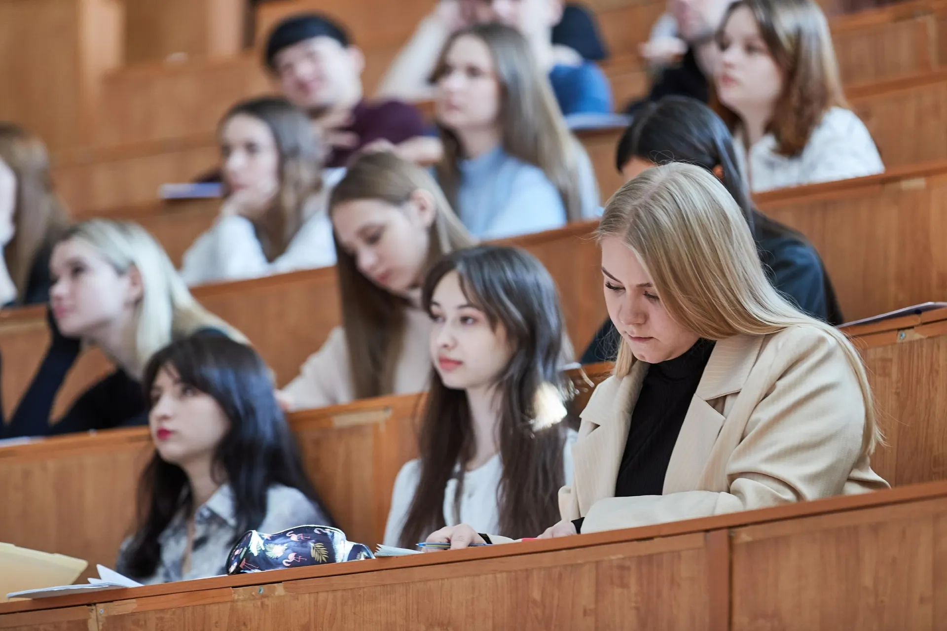 По новым правилам целевого обучения студенты рискуют быть отчислены быстрее — прежние штрафы заменены механизмом компенсации расходов, а основания для отчисления расширены.