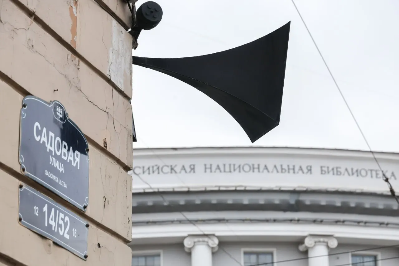 Власти объясняют редкое включение сирен желанием не провоцировать панику и тем, что оповещения применяют только при ракетной опасности или при критическом числе беспилотников в зонах плотной застройки.