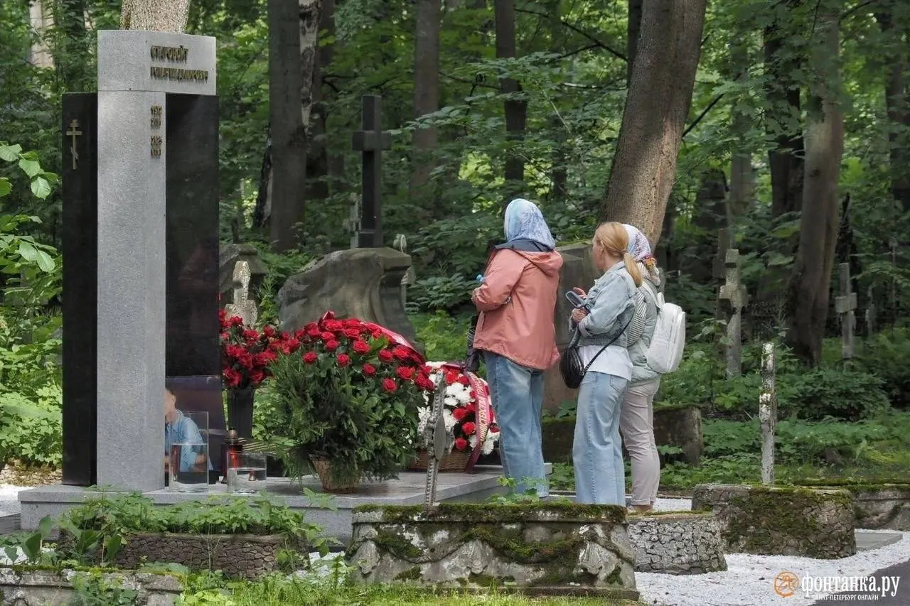 Памятник Роману Старовойту появился на Смоленском кладбище в день годовщины его гибели. У подножия заметны венки от Министерства транспорта и алые розы с лентой «Любимому от Полины».