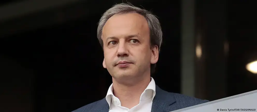 Аркадий Дворкович заявил, что будет оспаривать в суде свое включение в санкционный список Европейского союза и до решения суда сложил полномочия главы Международной шахматной федерации; обязанности президента на время исполнит Вишванатан Ананд.