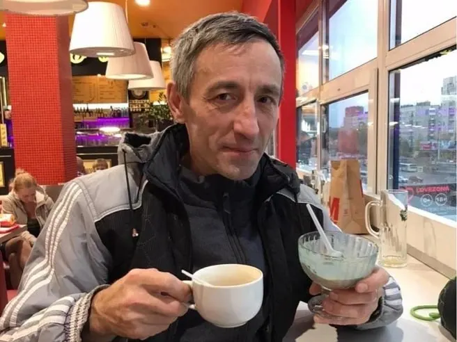 55‑летний Виталий отправился на вахту восстанавливать дома, потом сообщил, что находится в Луганске. Родственники больше месяца не могут с ним связаться, в его личном деле — статус «самовольное оставление части». Появились вопросы к оформлению и медкомиссии.
