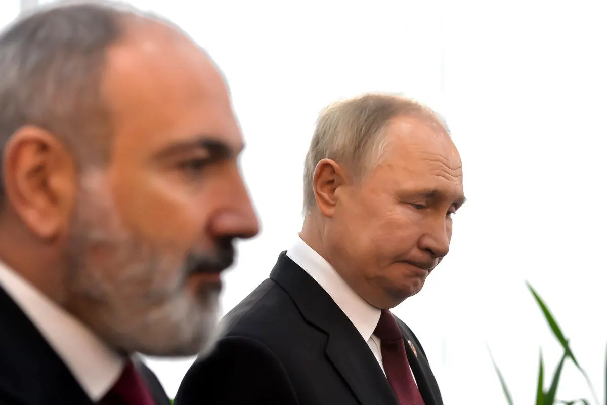 По данным статкомитета Армении, за первые пять месяцев 2026 года товарооборот с Россией составил $2,196 млрд — это на 21,5% ниже, чем годом ранее. Доля России в структуре торговли уменьшилась с 35,1% до 28%. Власти связывают снижение с политическими факторами и ограничениями на импорт.