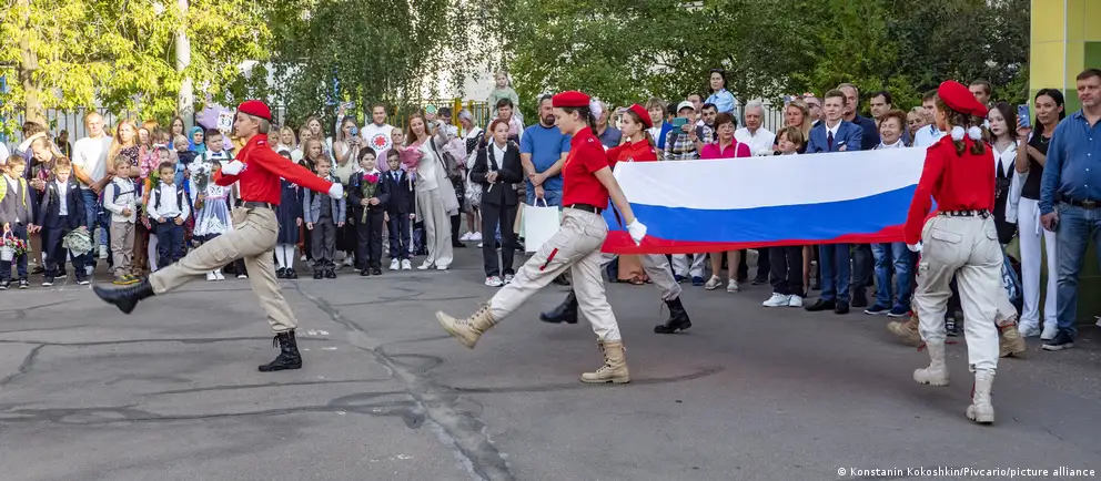 Родители из разных регионов жалуются: приём в 10‑е классы стал конкурсным и жестким — многих направляют в колледжи. Эксперты связывают это с государственной политикой и последствиями для доступа к высшему образованию.