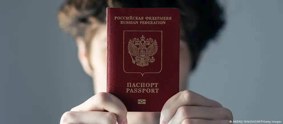Под давлением Франции и Италии Евросоюз пересмотрел первоначальный план визового запрета: теперь ограничения планируется вводить только для тех, кто непосредственно принимал участие в боевых действиях в Украине; при этом расширены гуманитарные и другие исключения.