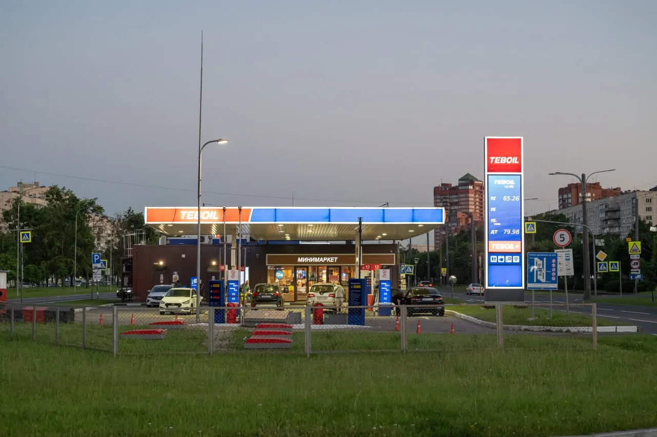 АЗС в Санкт‑Петербурге продолжают ограничивать отпуск бензина и дизеля: в разных сетях действуют лимиты от 20 до 85 литров. Ограничения связывают с атаками беспилотников на НПЗ и перестройкой оборота топлива в стране.