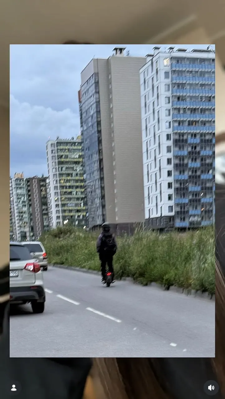 Жительница Мурина сообщила, что мужчина со спины ударил её и уехал на моноколесе. Она подаёт заявление в полицию, отмечая, что из-за нехватки участковых расследования затягиваются; с похожими нападениями уже обращались и другие женщины.