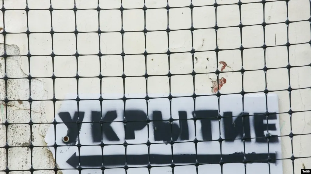 Ночью по нескольким регионам зафиксированы атаки беспилотников и ракет: в Калужской области загорелось промышленное предприятие, в Белгородской — повреждена энергосеть и есть погибшие, в Крыму зафиксированы пожары на инфраструктурных объектах. Минобороны сообщает о сотнях сбитых БПЛА.
