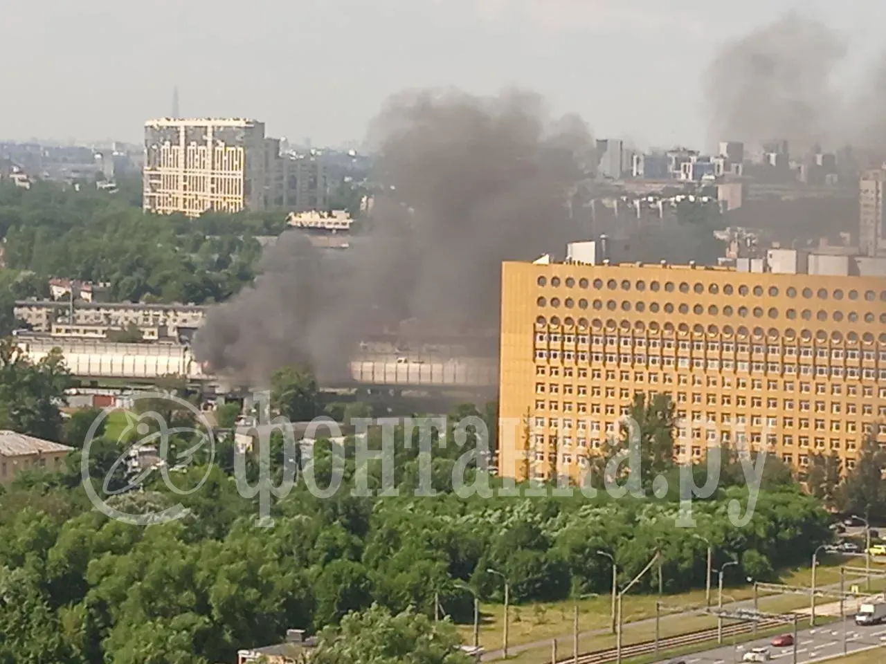 На внешнем кольце КАД загорелся автобус; по словам очевидцев, в салоне пассажиров не было, в момент пожара находился только водитель. На месте образовались крупные пробки.