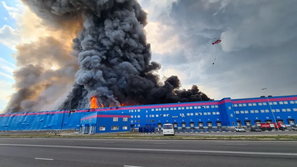 Маркетплейс увеличил ежедневный страховой тариф в 3,3 раза, ссылаясь на рост рисков после ударов по логистическим объектам. Условия выплат остаются прежними, новый тариф вступит в силу для новых клиентов с 28 июля и для действующих — с 27 августа.
