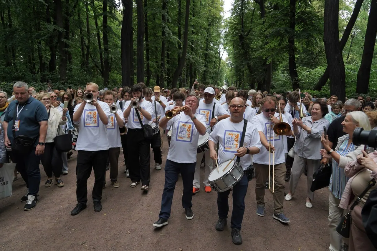 Колонна музыкантов прошла по аллеям Летнего сада Русского музея. Парад возглавил Игорь Бутман и дал начало III Петербургскому международному джазовому фестивалю.