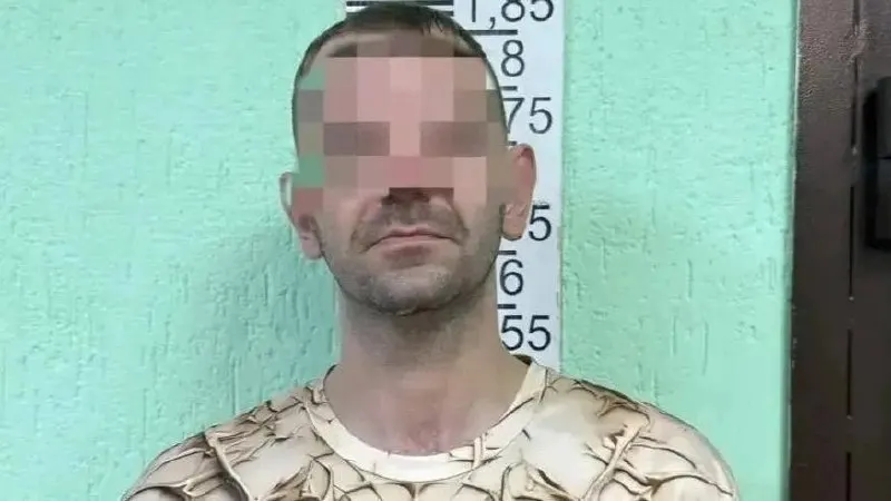 Пожилой мужчина получил черепно‑мозговую травму и сотрясение мозга после удара со спины; подозреваемого, 35‑летнего жителя Адмиралтейского района, задержали сотрудники Росгвардии.